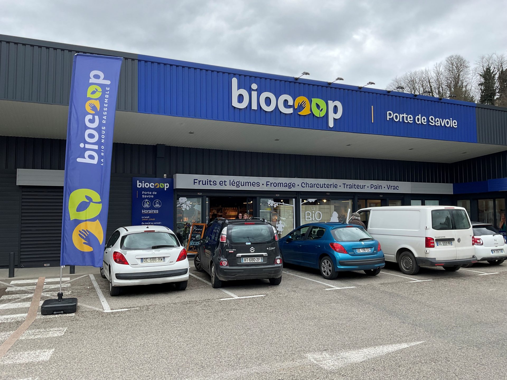 Pr&eacute;sentation des produits CBD Trikome soigneusement dispos&eacute;s dans un magasin partenaire en Savoie, mettant en avant une gamme locale et artisanale de haute qualit&eacute;.